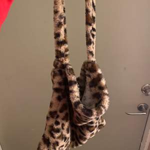 Suuuupersöt väska i leopard mönster!! Sånt flufftyg!! Skriv om du har frågor osv!! Kan frakta med spårbart om du vill 🥰