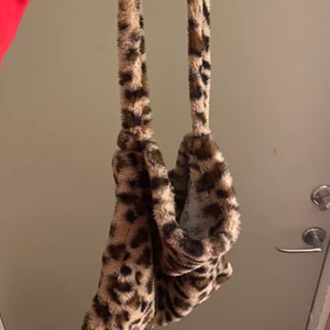 Väska  - Suuuupersöt väska i leopard mönster!! Sånt flufftyg!! Skriv om du har frågor osv!! Kan frakta med spårbart om du vill 🥰