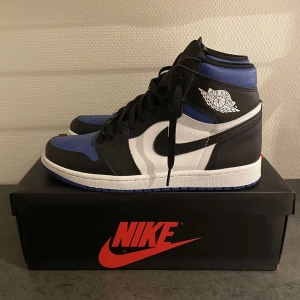 jordans! - jordans i väldigt bra skick! använda max 2 gånger! inga defekter eller liknande! box och äktehetskvitto finns! även blåa snören med följer!💙 