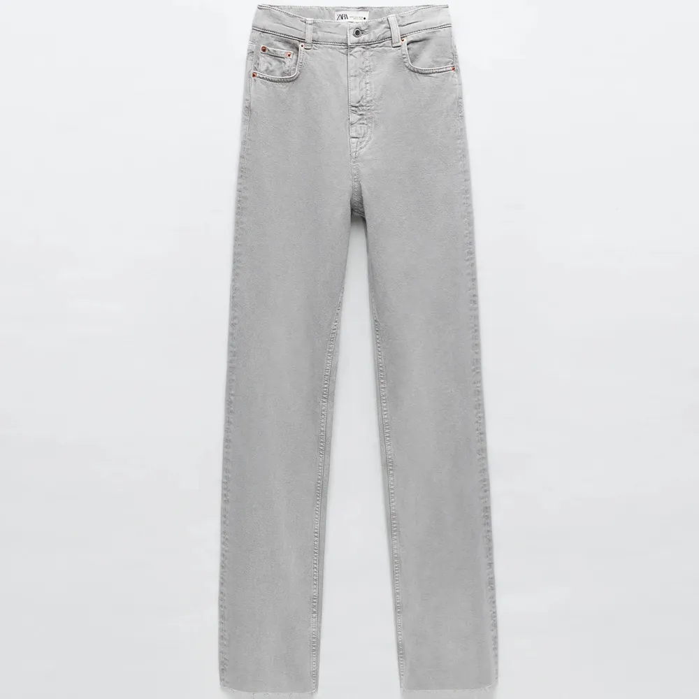 Populära Zara jeansen; 90’s full length gråa! Strl 38. Egna bilder vid intresse ❤️  Använda max 5 gånger! Köpare står för eventuell frakt . Jeans & Byxor.