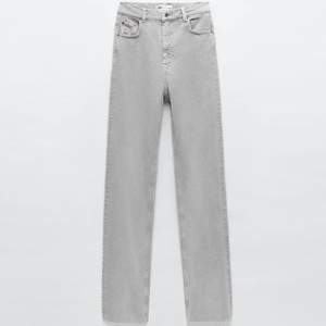 Populära Zara jeansen; 90’s full length gråa! Strl 38. Egna bilder vid intresse ❤️  Använda max 5 gånger! Köpare står för eventuell frakt 