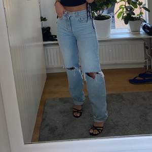 Ett par jätte fina jeans från Gina tricot. Är 161cm så dom är långa på mig men det är väldigt snyggt! Bra skick! 