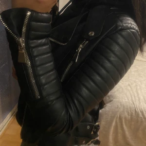 Skinnjacka  - Säljer en skinnjacka i storlek 36 som är jättefin nu till våren. Säljer för 200kr pga ett hål inuti vid högersida, men det går att sy ihop! Annars är den i jättebra skick. Köpt från chiquelle, nypriset på jackan ligger runt 699kr. Inklusive frakt!