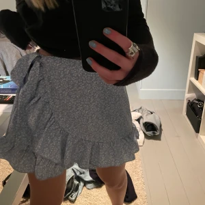 Blommig kjol/shorts - En så fin kjol med inbyggda shorts, köptes i somras knappt använd💞budet ligger på 90kr+ frakt