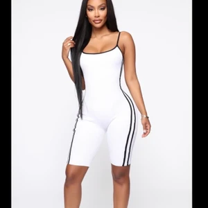 FashionNova romper - Aldrig använd, stretchig romper från Fashion Nova. Passar XS till M. Justerbara band och mycket stretch. Nypris 350kr
