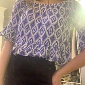 Sommrig blus  - Superfin och skön blus/tröja från Cubus i stl 152 men sitter som en xs/s! 