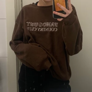 Brun tröja - Säljer denna jättefina bruna tröjan för att den inte kom till användning, har använt få gånger. Det är super bra kvalitet!💕