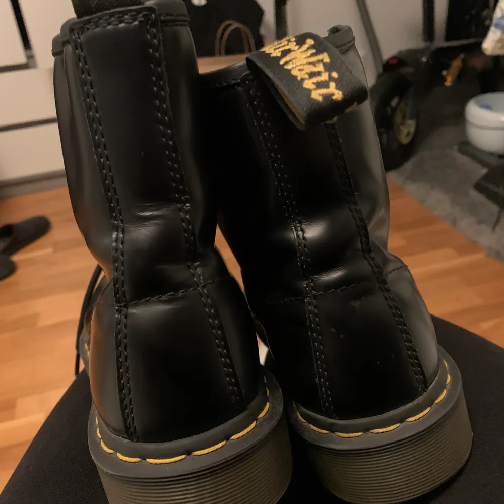 Dr Martens kängor i fint skick, använd vid få tillfällen. Storlek 39. Kan gå ner i pris vid snabb affär. Skor.