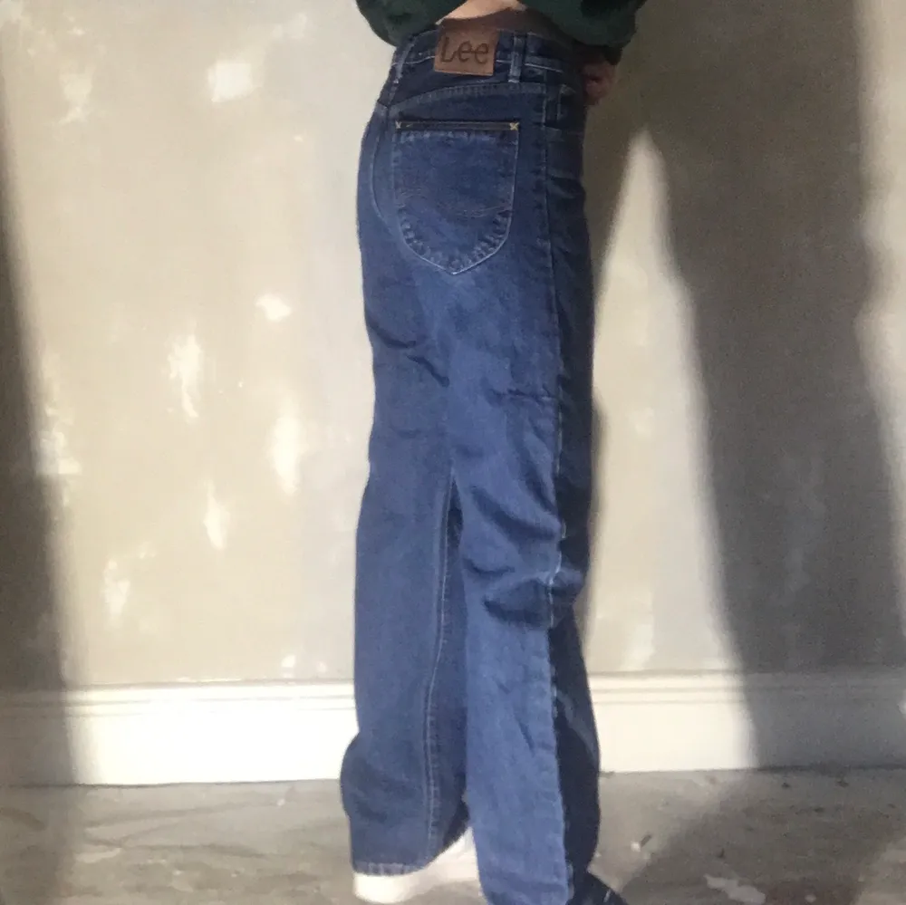 Vida mörkblåa jeans från Lee, sitter bra på mig som är 36/38, är i väldigt fint skick:). Jeans & Byxor.