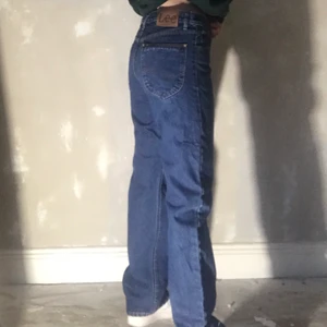 Mörkblå lee jeans - Vida mörkblåa jeans från Lee, sitter bra på mig som är 36/38, är i väldigt fint skick:)