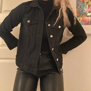 Svart jeansjacka - Svart jeansjacka från Gina Tricot. Storlek S. Perfekt nu till våren 💗 Endast använd 2-3 gånger.