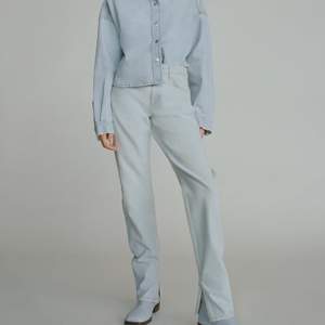 Säljer dessa ljusblåa jeans med slits från Zara! De är använda ett fåtal gånger och i mycket bra skick:)
