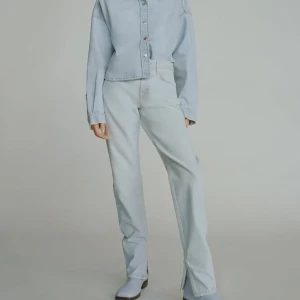 Jeans med slits  - Säljer dessa ljusblåa jeans med slits från Zara! De är använda ett fåtal gånger och i mycket bra skick:)