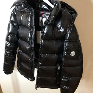 Moncler Jacka - Äkta Moncler Jacka i modellen Maya. Säljer den för 6,500, nypris 10,000. Använd ett få tal gånger och pris kan diskuteras. DEN ÄR INTE SÅ GLANSIG i verkligheten. 
