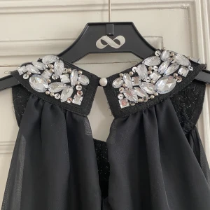 Fest topp - Supersnygg topp till festen! Anvönd ett fåtal gånger och toppen är i mycket bra skick!  