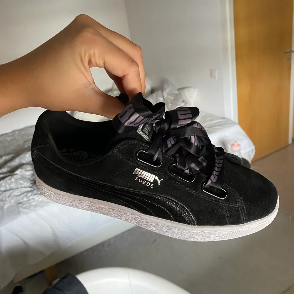 Helt nya puma suede sneakers i strl 40. Tyvärr för små och har aldrig kommit till användning. Tillkommer extra snören i samma storlek fast helt svarta också. Köpta på JD store i Köpenhamn.. Skor.