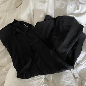 Volangkjol - Svart kjol med volanger och knyt i midjan. Sparsamt använd. Frakt tillkommer🥰