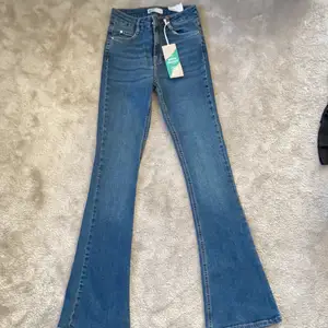 Nya oanvända bootcut jeans (lappen kvar) från gina                Stl. Xs  vid snabb affär sänker jag priset