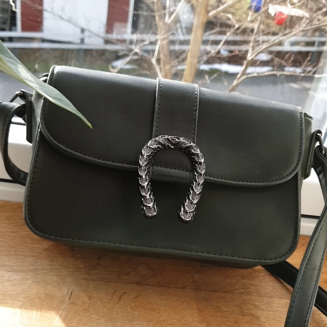 Handväska med axelband. - 90