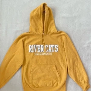 RIVERCATS - Snygg gul RIVERCATS Sacramento-hoodie! Baseballag