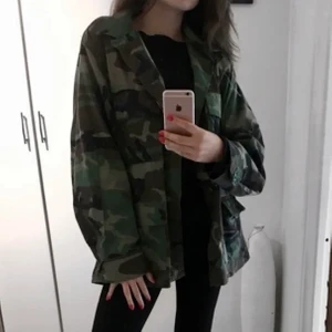 Militär jeansjacka  - Jeansjacka i militär print. Storleken är S men den är oversized. Kan mötas upp i Jönköping annars tillkommer fraktkostnad🤍