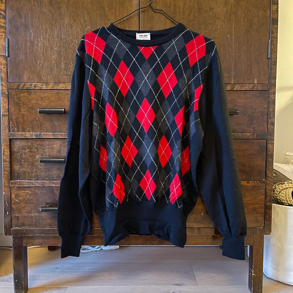 Jättesnygg tröja i argyle mönster storlek M köpt secondhand ❣️ visas på en medium, pris kan diskuteras🥰. Toppar.