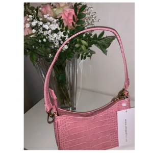 Väska - Rosa väska från chiquelle, fin till våren. Köppte för 350kr 