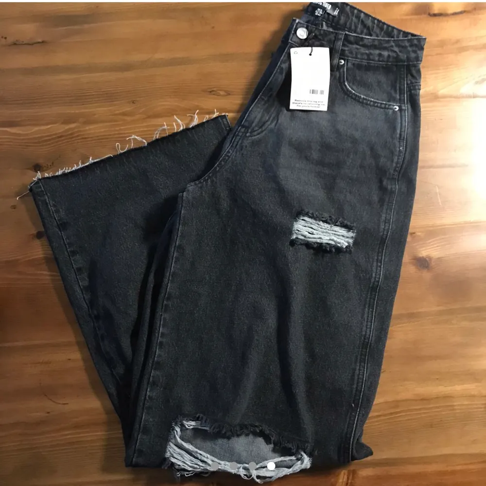 TAG SIZE ***EU 36S*** (that means short, NOT regular and NOT tall) Black baggy boyfriend style wide leg jeans with a ripped knee and raw edge hem. Mid rise. When worn with flats - sits on the top of the toes. 100% cotton. Brand new item. New with tags. Happy to bundle. Will gladly take more pics.   Smoke and pet free storage space. No other flaws to note. **TRACKED SHIPPING VIA POSTNORD**. Jeans & Byxor.