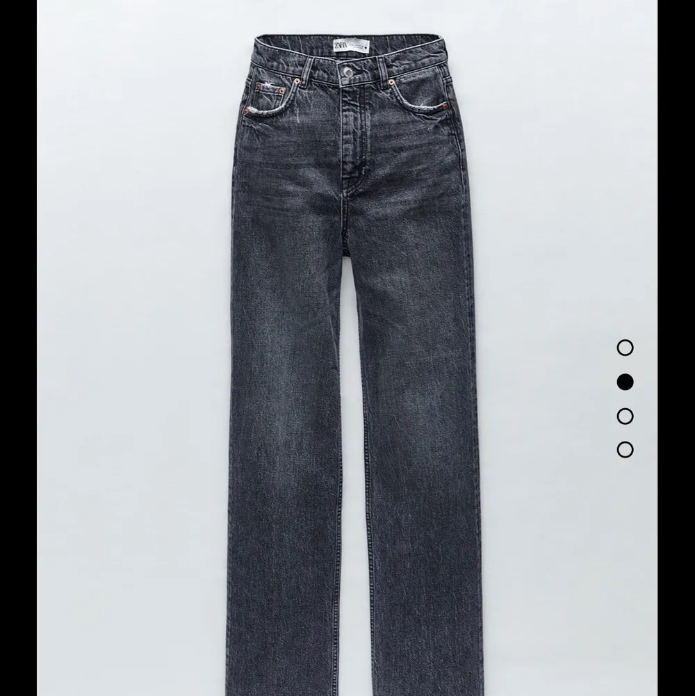 mid rise jeans från zara i nytt skick, använda fåtal gånger💘!! BUD : 300+frakt . Jeans & Byxor.