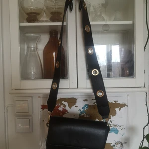 Väska  - Rymlig väska som inte kommer till användning längre. 