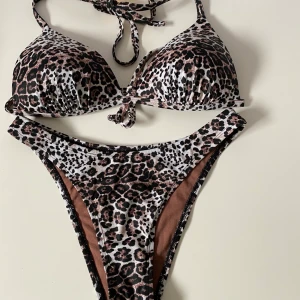Leopardmönstrad bikini från bikbok - Bikinin är i väldigt bra skick och ett hållbart material. Toppen är i storlek s och trosorna i xs men passar s. Den har en bra passform på kroppen och toppen går att justera. Säljer för 70 kr och frakt tillkommer men endast 24 kr❤️