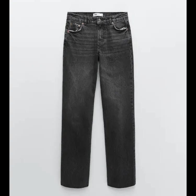 Säljer dessa trendiga, slutsålda jeans från Zara. De är helt oanvända med etiketter och säljs eftersom de är för små för mig. Modellen heter ”90’s full lentgth” och färgen är ”rainfall black”. De är medelhöga i midjan. Kan köpas direkt för 500 kr exkl. frakt. . Jeans & Byxor.
