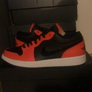 Jordan 1 low - Ett par helt nya Jordan 1 lows i färgen turf orange🧡. (Äkta såklart) storlek 40,5