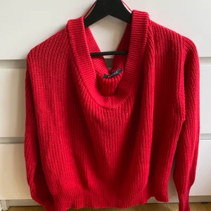 Stickad röd tröja  - Använd ett fåtal gånger