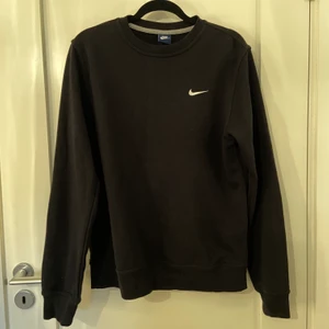 Nike svart sweatshirt  - Svart Nike tröja i storlek M. Använd ett fåtal gånger. Frakt tillkommer🌼