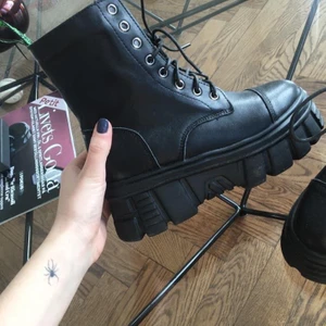 Basso chunky boots  - Sjukt snygga platform boots från Basso, köpta i USA 2019 men har blivit för små:,( använda ca 2-3 gånger så väldigt fint skick. Vegan leather. Mer bilder finns att få. Ny pris 800kr, säljer för 400kr, men priset kan diskuteras!😇