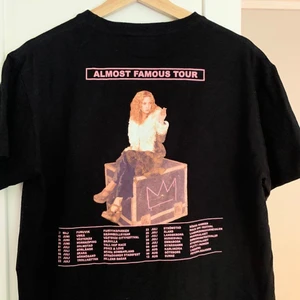 Hov1 Almost Famous tour - Hov1 T-shirt från deras almost famous tour. Bild 1 är lånad. Trycket bak är lite slitet men inget som syns tydligt