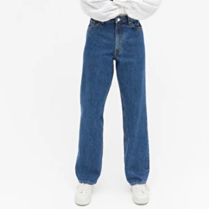 Monki jeans taiki straight leg - Säljer mina monki taiki straight leg då de är lite för stora och inte riktigt passar min stil. använt de va. två gånger och det är i väldigt fint skick. Storleken är 31 och ungefär M/L skulle jag tro att den passar på💖 !pris kan diskuteras!
