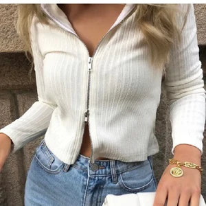 Trendig vit zip tröja från Nelly 🤍 - Säljer denna superfina vita tröjan från Nelly som har en zip detalj som man kan välja att dra upp eller ner. Jag har i storlek S. 