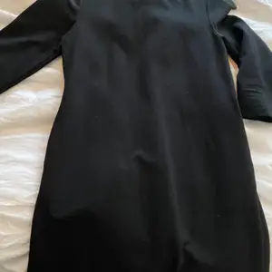 Snygg svart kortare klänning med 3/4 ärm. Oanvänd. Snygg att ha över skinnbyxor eller med strumpbyxor
