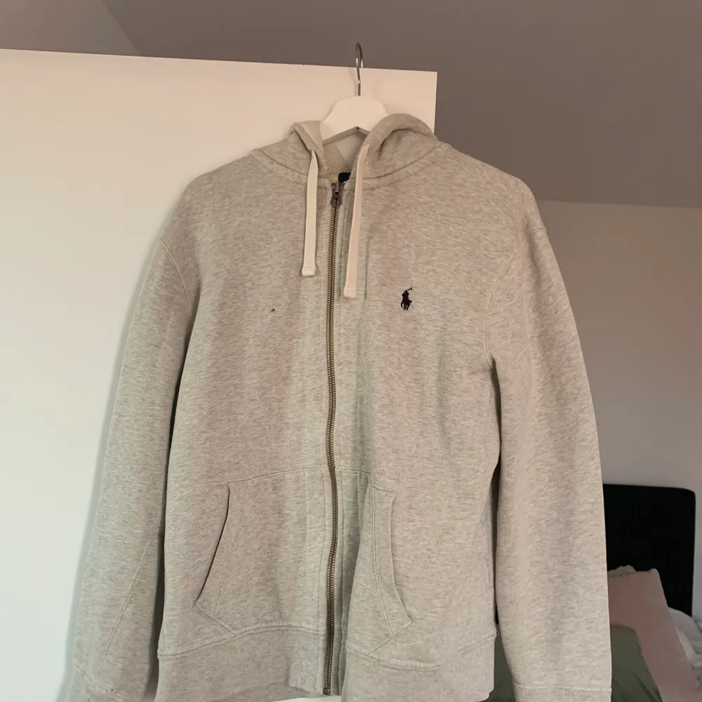 grå mjukis tröja från ralph lauren storlek L . Hoodies.