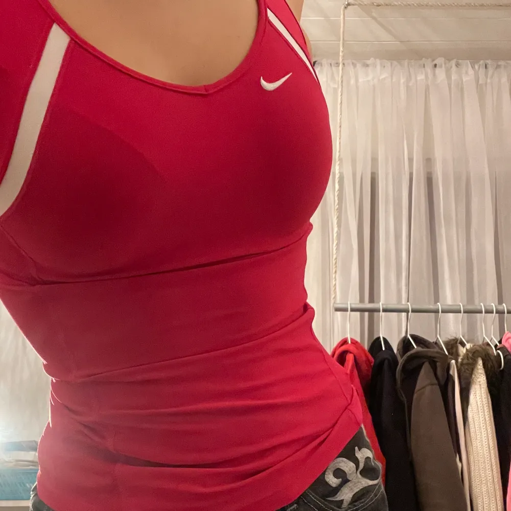 linne från Nike i stretchigt sportmaterial men funkar lika bra som ett vanligt linne! superfin rosaröd färg med vita detaljer:) XS men passar mig med S oxå! (skriv privat vid frågor). Toppar.