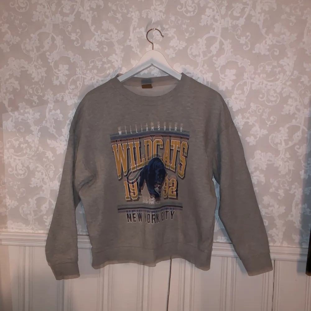 Fin sweatshirt från Gina Trico i storlek S. Säljer då den är för liten för mig som är 172cm. Den är i fint skick och köparen står för frakten!💕. Tröjor & Koftor.