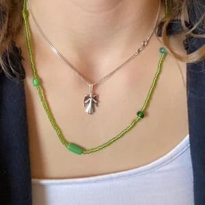 Pärlhalsband  - Jättefint handgjort halsband av både glas- och plastpärlor! Superfint till sommaren!!