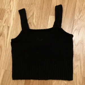 Supersöt topp hm stickad  - Supergulligt linne som är stickad från hm. Toppen funkar till vardags men även fest😍