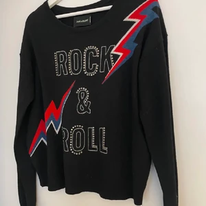 Zadig Voltaire tröja - Så snygg tröja från Zadig & Voltaire. Använd fåtal gånger och i mycket fint skick! Nypris på denna skulle jag gissa ligger på runt 2000kr-2500kr. Säljer för 800kr, köparen står för frakten💕 