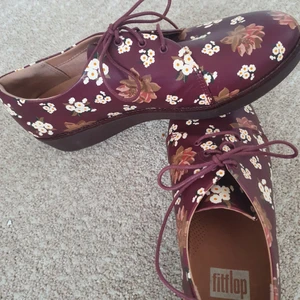 Oanvända skor från Fitflop - Ett par helt oanvända skor i äkta skinn från märket Fitflop. Skorna har en superskön komfortsula och köptes för 1200:-. Storleken är dessvärre ganska liten och passar en 39 snarare än en storlek 40. Katten ingår inte i priset.🐾