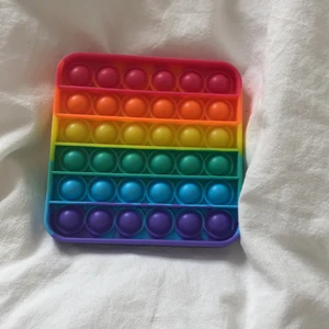 Pop it fidget toy - Säljer en helt ny pop it som jag fick av min bror, säljer då jag redan har en regnbågig pop it