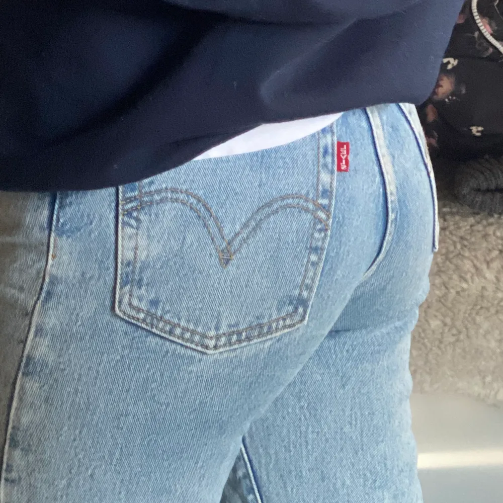 sparsamt använda levis jeans i modellen ribcage straight stl 23. skulle säga att de passar 32-34. nypris 1100kr. Jeans & Byxor.