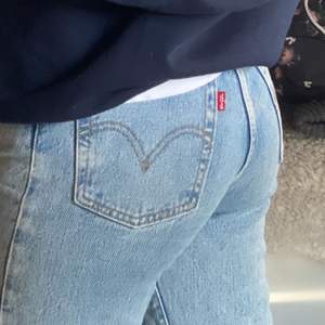 sparsamt använda levis jeans i modellen ribcage straight stl 23. skulle säga att de passar 32-34. nypris 1100kr